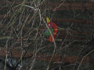 Ein bunter Holzvogel im Bau - einer der angesteuerten Punkte