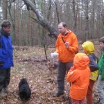 Martin Beeskow zeigt ein Ziel im Saarmunder Wald, das im Sport GEOfishing unterwegs ist.