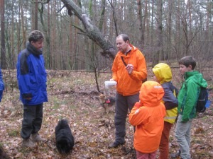 Martin Beeskow zeigt ein Ziel im Saarmunder Wald, das im Sport GEOfishing unterwegs ist.